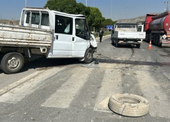 Sivas'ta iki kamyonet kavşakta çarpıştı: 5 yaralı