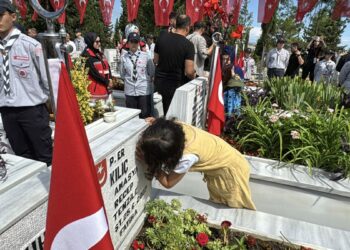 Hiç görmediği şehit dayısının mezar taşındaki fotoğrafını öptü