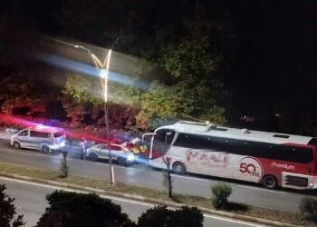 Polis aracına çarpan yolcu otobüsünün şoförü alkollü çıktı