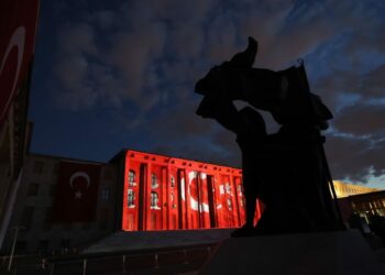 TBMM binasına 15 Temmuz'un 10'uncu yılında şehitlerin fotoğrafı yansıtıldı
