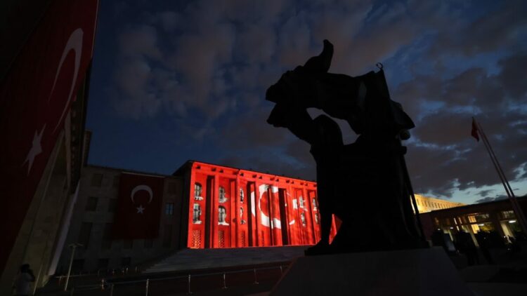 TBMM binasına 15 Temmuz'un 10'uncu yılında şehitlerin fotoğrafı yansıtıldı
