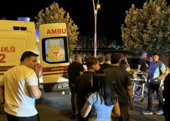 Bisikletiyle yolun karşısına geçerken taksinin çarptığı kadın yaralandı