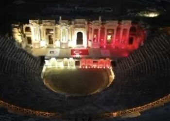 Pamukkale ve Hierapolis, 15 Temmuz'un 10'uncu yılında kırmızı-beyaz renklerle aydınlatıldı