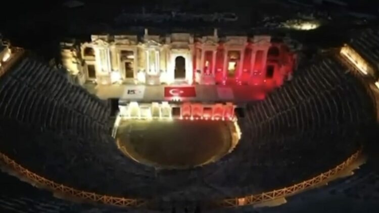 Pamukkale ve Hierapolis, 15 Temmuz'un 10'uncu yılında kırmızı-beyaz renklerle aydınlatıldı