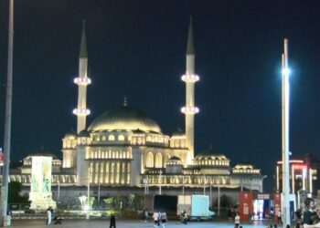 15 Temmuz'un 10'uncu yılında İstanbul'daki camilerde sela okundu
