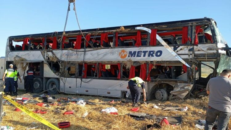 Amasya'da yolcu otobüsü devrildi; 2’si ağır, 46 yaralı