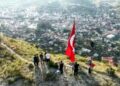 1600 rakımlı Stare Dağı’na tırmanıp, yıpranan bayrağı yenisiyle değiştirdiler