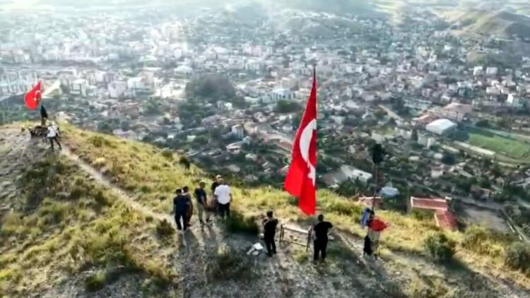 1600 rakımlı Stare Dağı’na tırmanıp, yıpranan bayrağı yenisiyle değiştirdiler