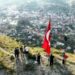 1600 rakımlı Stare Dağı’na tırmanıp, yıpranan bayrağı yenisiyle değiştirdiler