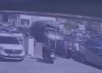 Tuzla’da malzeme yüklü kamyonet yola devrildi: kaza kamerada