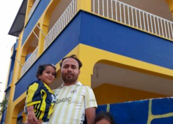 Fanatik Fenerbahçeli aile, yaşadıkları apartmanı sarı-laciverte boyadı