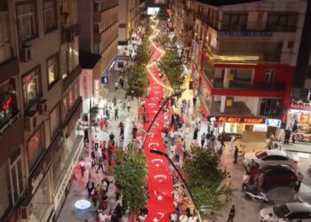 Bahçelievler'de şehitler için 100 metrelik bayrakla yürüdüler