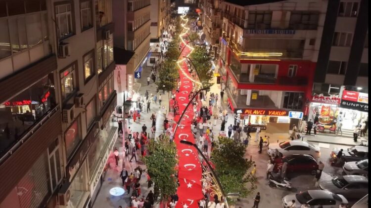 Bahçelievler'de şehitler için 100 metrelik bayrakla yürüdüler