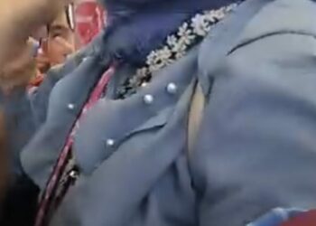 Eminönü’nde tramvayda 'Çocuklar kalksın' kavgası; bağırıp sırt çantası fırlattı