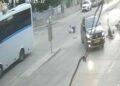 Motosiklete çarpan otomobilin sürücüsünün kaçtığı kaza kamerada