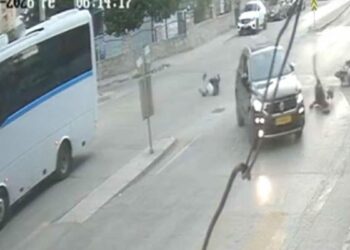 Motosiklete çarpan otomobilin sürücüsünün kaçtığı kaza kamerada
