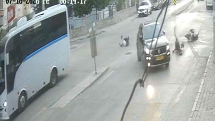 Motosiklete çarpan otomobilin sürücüsünün kaçtığı kaza kamerada