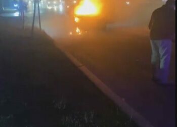 Arnavutköy'de seyir halindeki otomobil alev alev yandı