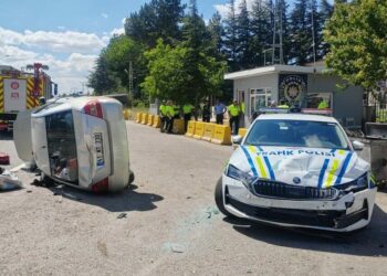 Kamyonla çarpışan otomobil takla attı: 1 çocuk öldü, 3 yaralı