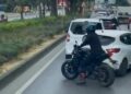 Motosiklet sürücüsü, vakaya giden itfaiye aracına yolu açtı