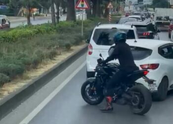 Motosiklet sürücüsü, vakaya giden itfaiye aracına yolu açtı