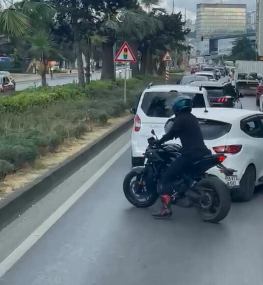 Motosiklet sürücüsü, vakaya giden itfaiye aracına yolu açtı