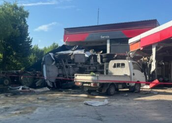 Kömür yüklü TIR, akaryakıt istasyonuna girdi: 1 ölü, 2 yaralı