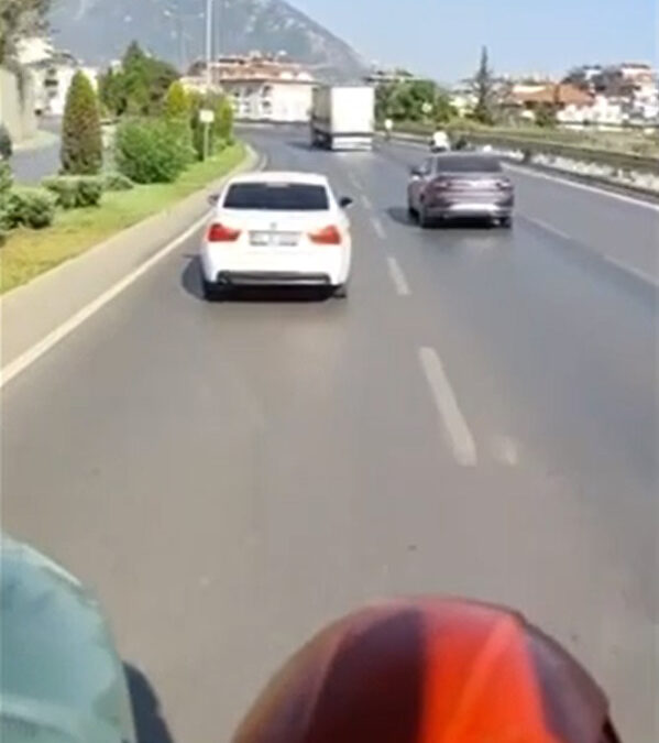 İtfaiyeye yol vermeyen sürücüye ceza uygulandı, otomobili trafikten menedildi
