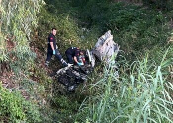 Bariyerlere çarpıp şarampole yuvarlanan otomobilin sürücüsü öldü