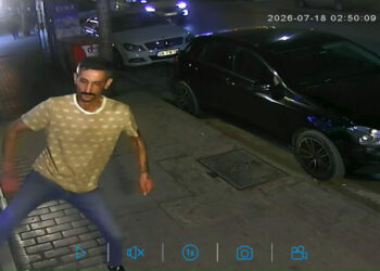 İş yerinin camını tekmeyle kıran şüpheliyi esnaf yakaladı; olay anı kamerada