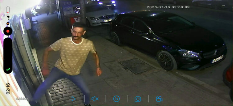İş yerinin camını tekmeyle kıran şüpheliyi esnaf yakaladı; olay anı kamerada