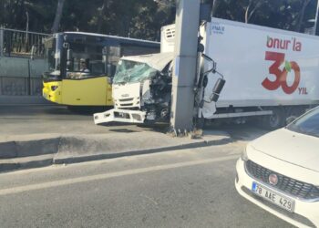 Bahçelievler D-100'de kamyonet direğe çarptı; şoför yaralandı