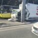 Bahçelievler D-100'de kamyonet direğe çarptı; şoför yaralandı