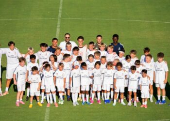 Arda Güler, minik futbolcularla bir araya geldi