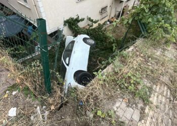 Otomobil apartmanın bahçesine uçtu; 1 yaralı