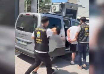 Eyüpsultan'da market işletmecisini tehdit edip silahlı saldırı düzenleyen 2 şüpheli kamerada