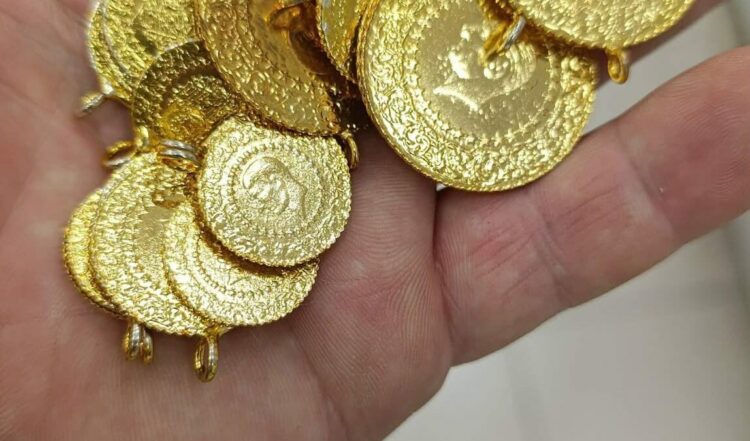 Bağışlanan kıyafetlerden 23 altın ile 6 bin 500 lira çıktı
