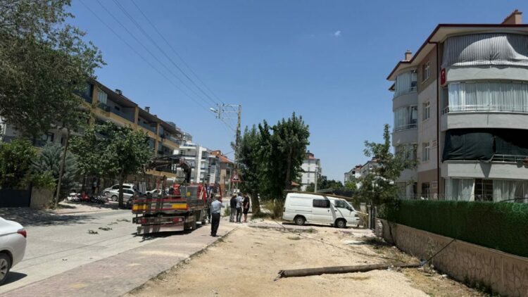 Vincin bomu telefon teline takıldı, devrilen direk minibüsün üzerine düştü