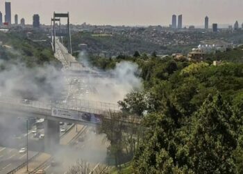 Beykoz’da seyir halindeki kamyonet alev alev yandı