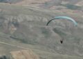 Kayalıklara düşen yamaç paraşütü pilotu öldü