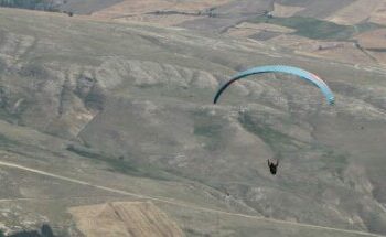 Kayalıklara düşen yamaç paraşütü pilotu öldü