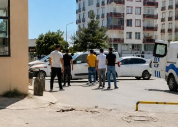 Yolunu kesip darbettikleri kişinin ruhsatlı tabancasını alıp kaçtılar
