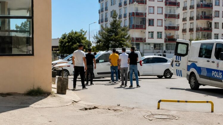 Yolunu kesip darbettikleri kişinin ruhsatlı tabancasını alıp kaçtılar