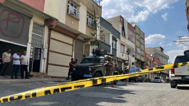 Yakalanacağını anlayınca kaçmaya çalışan şüpheliyi Özel Harekat ekipleri yakaladı