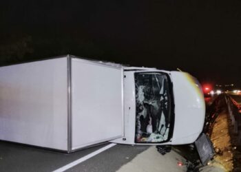 Bariyerlere çarparak devrilen kamyonetin sürücüsü yaralandı
