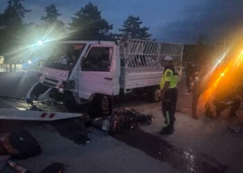 Kamyonet ile çarpışan motosiklet sürücüsü yaşamını yitirdi
