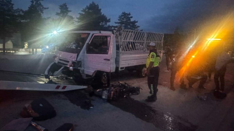 Kamyonet ile çarpışan motosiklet sürücüsü yaşamını yitirdi
