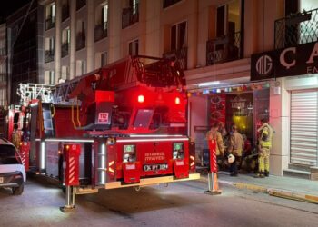 Esenyurt'ta otel yangını; mahsur kalanlar merdivenle tahliye edildi