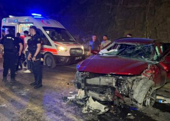 Hakkari'de otomobiller çarpıştı; 2'si ağır 7 yaralı