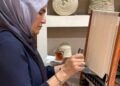 Minyatür tezgahlarla dokuma sanatını gençlere aktarıyor